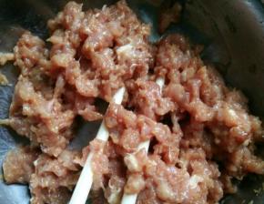 用筷子搅拌均匀