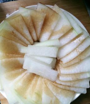 冬瓜上面均匀的浇上蒸鱼豉油