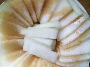 冬瓜上面均匀的浇上蒸鱼豉油