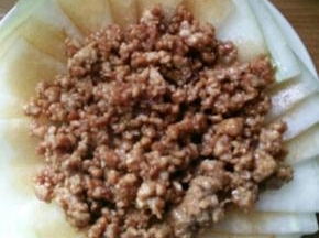 炒好的肉末铺上去
