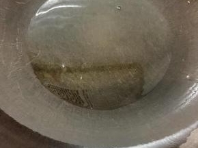 炒锅中倒入适量的植物油加热