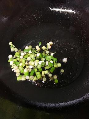 油加热至七成热，依次倒入生抽、味极鲜和葱花翻炒一分钟关火