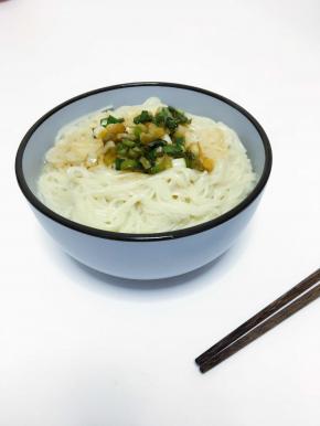 将葱油倒入面条即可食用