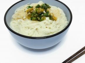 将葱油倒入面条即可食用