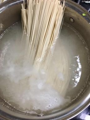 热水烧开后放入面条，放入适量的盐（盐根据自己的口味添加），煮熟后捞出