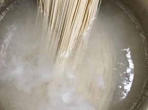 热水烧开后放入面条，放入适量的盐（盐根据自己的口味添加），煮熟后捞出