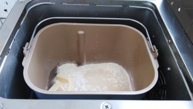 配方中所有材料按照先粉末后液体的顺序放入面包桶里，和面28分钟