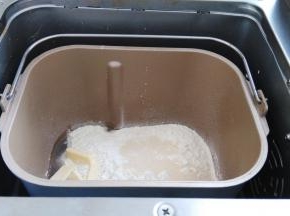 配方中所有材料按照先粉末后液体的顺序放入面包桶里，和面28分钟