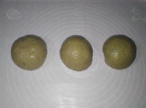 取出面团，平均分成三份，排气滚圆，松弛15分钟