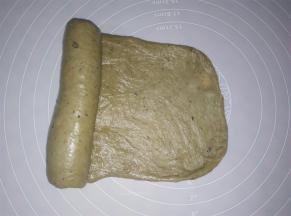 取一个面团擀成大的饼皮，从左到右卷起来