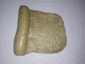 取一个面团擀成大的饼皮，从左到右卷起来