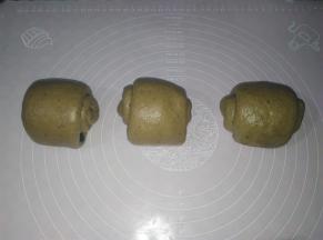 所有的面团卷上葡萄干，收口朝下捏紧