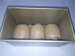 面团全部放入土司盒中发酵到土司盒的8分满