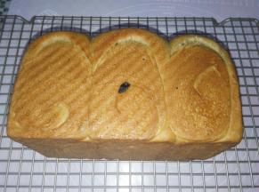 土司烤熟后取出脱模放凉