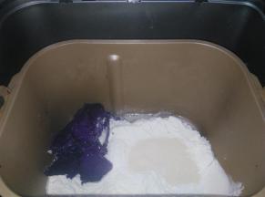 配方中所有材料按照先液体再粉末的顺序放入面包桶里，和面28分钟