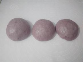 取出面团，平均分成三份，排气滚圆，松弛15分钟