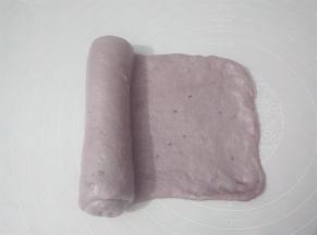 取一个面团擀成大的饼皮，从左到右卷起来