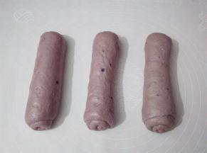 三个面团卷好后再次松弛10分钟