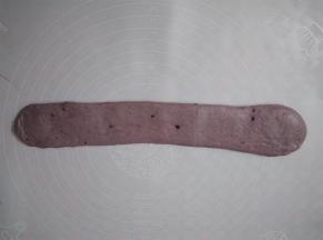 取一个面团擀成细长条，从左到右再次卷起来