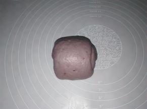 面团卷好，收口朝下捏紧