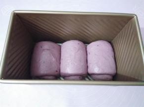 面团全部放入土司盒中发酵到土司盒的8分满