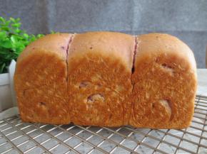 土司烤熟后取出脱模放凉