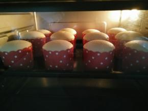 烤制戚风杯子蛋糕。