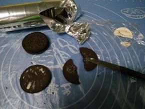 把奥利奥饼干分成上下两部分，中间的夹心不需要，把它刮掉。