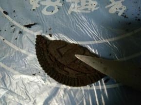 用小刀划出猫头鹰眉毛的印子，慢慢的用小刀切出形状