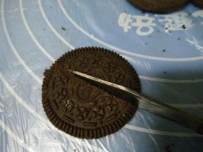 翅膀部分直接把奥利奥均匀分成两份