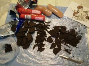 所有的部件都切好，准备好彩虹糖和山楂片