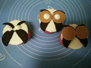 在翅膀和眉毛处挤入奶油，放上山楂片，山楂片的中间挤出眼睛