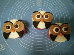 放入彩虹糖点缀眼睛和鼻子