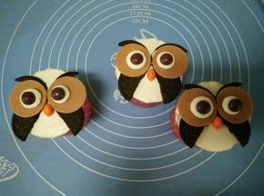 放入彩虹糖点缀眼睛和鼻子