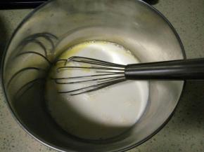 把加热的牛奶加入全蛋液里搅拌均匀。