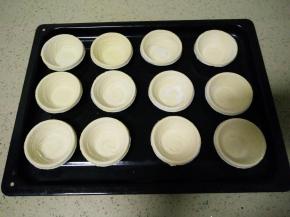 成品蛋挞皮提前回温。