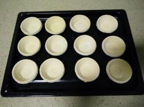 成品蛋挞皮提前回温。