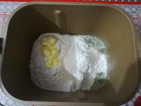 配方中初葵花籽和杏仁片外所有材料按照先粉末后液体的顺序放入面包桶里，和面28分钟