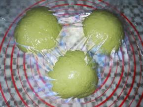 取出面团，平均分成三份，排气滚圆，盖上保鲜膜松弛15分钟