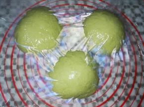 取出面团，平均分成三份，排气滚圆，盖上保鲜膜松弛15分钟