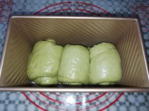 所有的面团卷好收口朝下捏紧，放入土司盒里发酵
