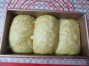 面团发酵到土司盒的8分满，撒上杏仁片