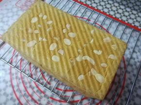 土司烤熟后取出脱模放凉