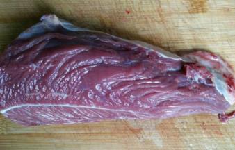 准备牛里脊肉一大块，我这里大概350克