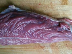 准备牛里脊肉一大块，我这里大概350克