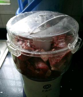 洗净切块放进绞肉机搅碎，手工剁碎也一样