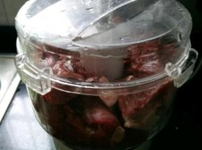 洗净切块放进绞肉机搅碎，手工剁碎也一样
