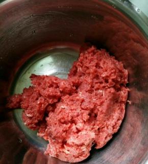 搅好的肉放进干净的盆里