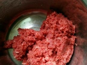 搅好的肉放进干净的盆里