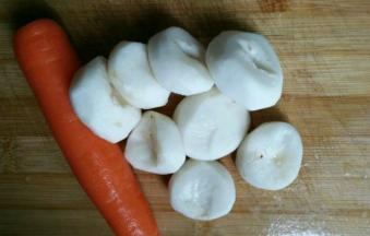 准备一小根胡萝卜，几个马蹄